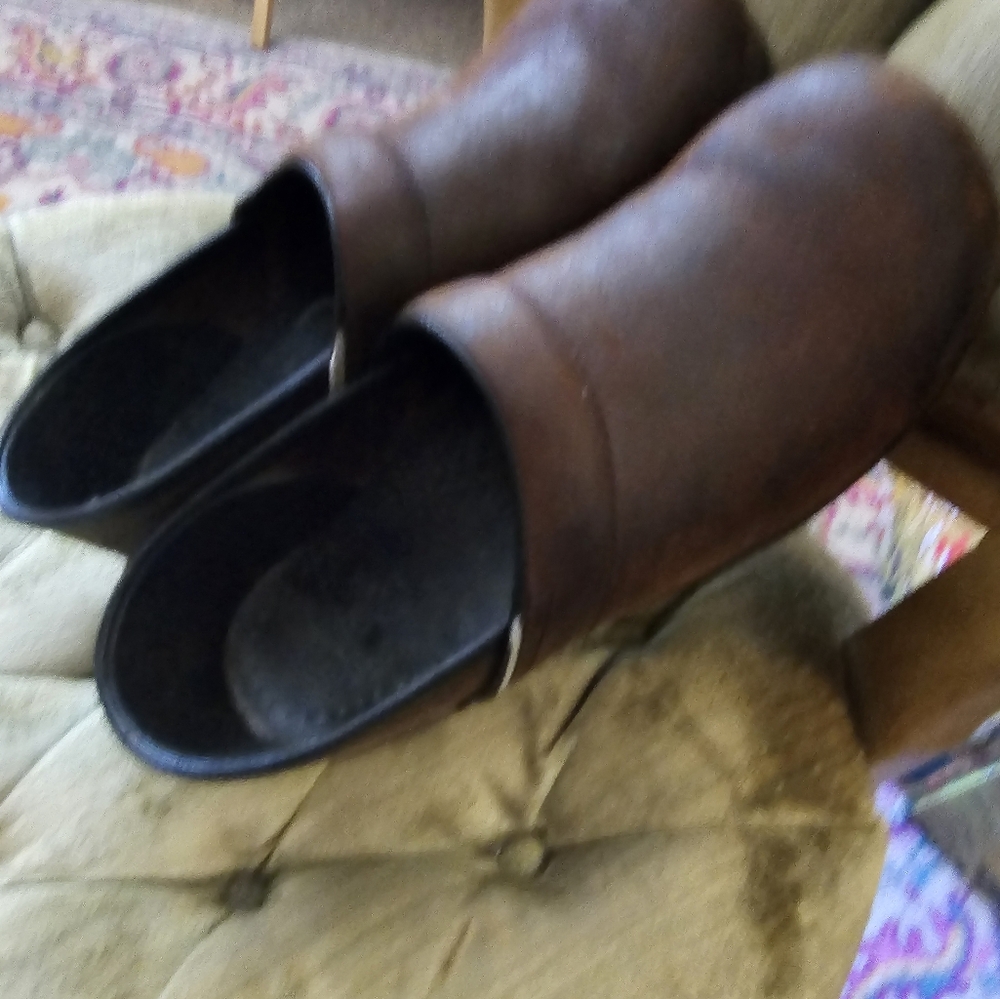 Older, broken in oiled suede danskos. Minor flaws, still feel and look good.